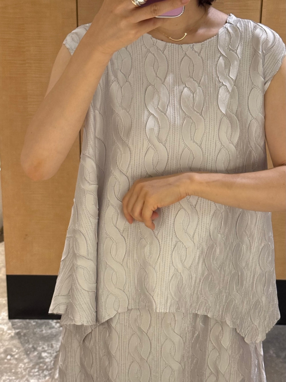 ✨반짝이는 은은한 펄감의 샤이니 꽈배기 플리츠 홀 셋업 Sleeveless Shimmer Pleated Texture Set-Up | Top & Skirt 2PCS · Elegant Satin Shine · Lightweight Summer Resort Look · Free Size✨