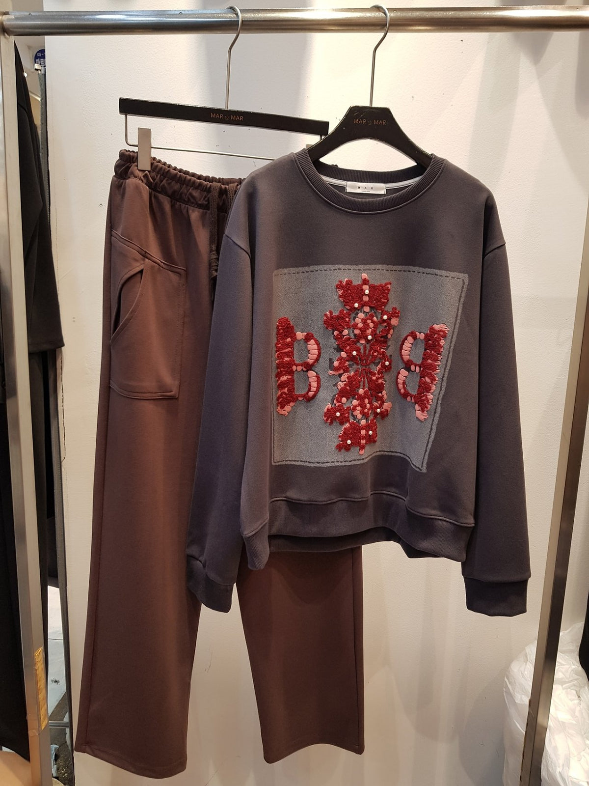 마르 BB✨ 진주 자수 맨투맨 | Pearl Embroidery Sweatshirt