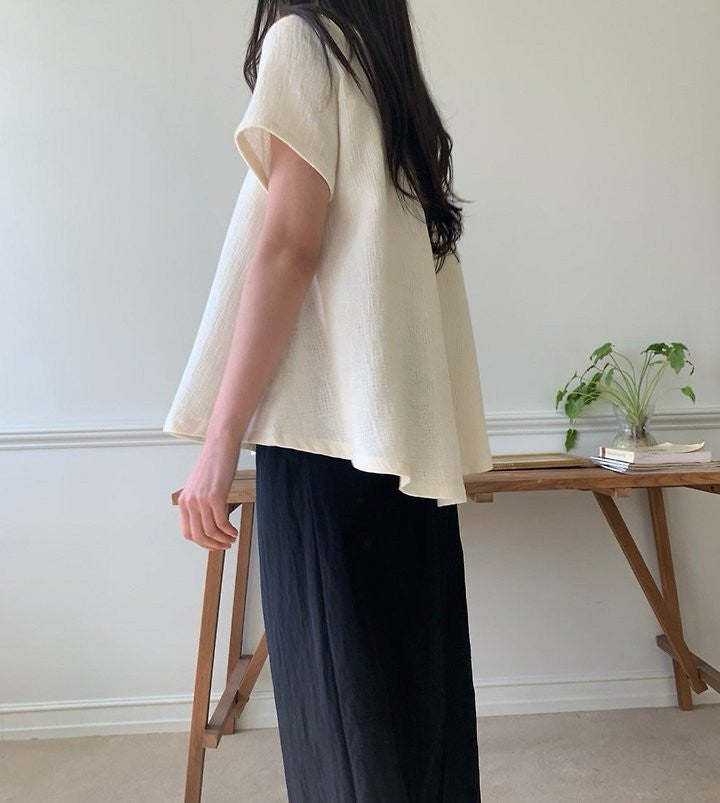 [77까지 가능] 럭키룸 시원한 지지미 블라우스 티셔츠 · 코튼100 · 여름 기본템 · 체형커버 플레어핏 · 뒤트임 포인트 · 크림 블랙 Luckyroom Summer Blouse Tee