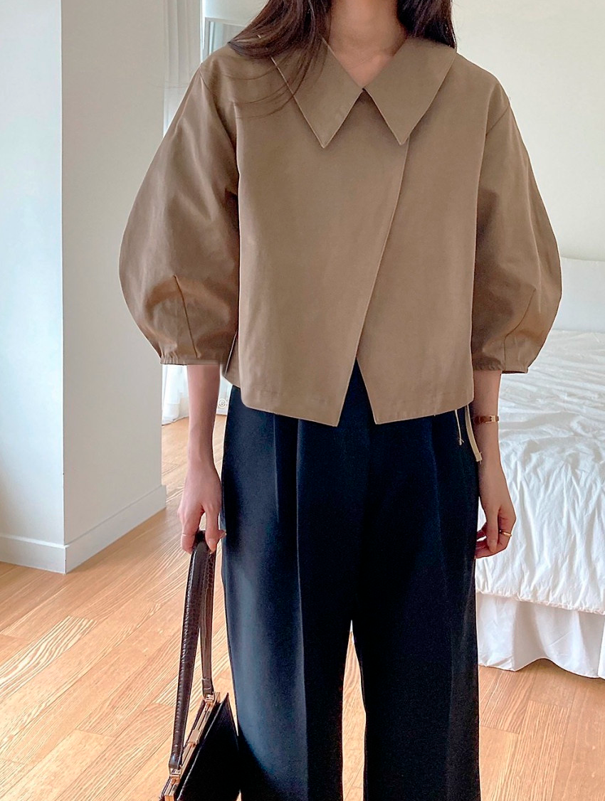 🛍️🌼26SS 볼륨 퍼프 소매 사선 카라 크롭 자켓🌼 – 블라우스형 부티끄 유니크 자켓 / 26SS Volume Puff Sleeve Asymmetrical Collar Cropped Jacket – Boutique Blouse-Style Jacket