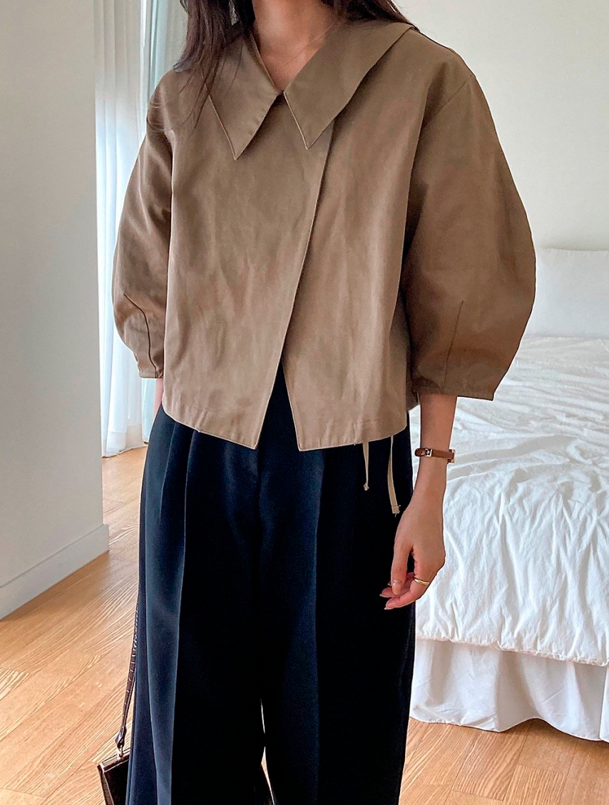 🛍️🌼26SS 볼륨 퍼프 소매 사선 카라 크롭 자켓🌼 – 블라우스형 부티끄 유니크 자켓 / 26SS Volume Puff Sleeve Asymmetrical Collar Cropped Jacket – Boutique Blouse-Style Jacket