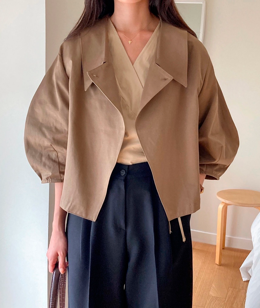 🛍️🌼26SS 볼륨 퍼프 소매 사선 카라 크롭 자켓🌼 – 블라우스형 부티끄 유니크 자켓 / 26SS Volume Puff Sleeve Asymmetrical Collar Cropped Jacket – Boutique Blouse-Style Jacket