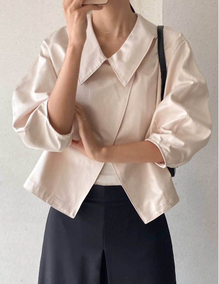 🛍️🌼26SS 볼륨 퍼프 소매 사선 카라 크롭 자켓🌼 – 블라우스형 부티끄 유니크 자켓 / 26SS Volume Puff Sleeve Asymmetrical Collar Cropped Jacket – Boutique Blouse-Style Jacket
