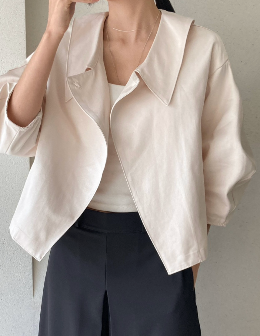🛍️🌼26SS 볼륨 퍼프 소매 사선 카라 크롭 자켓🌼 – 블라우스형 부티끄 유니크 자켓 / 26SS Volume Puff Sleeve Asymmetrical Collar Cropped Jacket – Boutique Blouse-Style Jacket