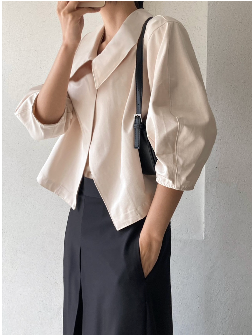 🛍️🌼26SS 볼륨 퍼프 소매 사선 카라 크롭 자켓🌼 – 블라우스형 부티끄 유니크 자켓 / 26SS Volume Puff Sleeve Asymmetrical Collar Cropped Jacket – Boutique Blouse-Style Jacket