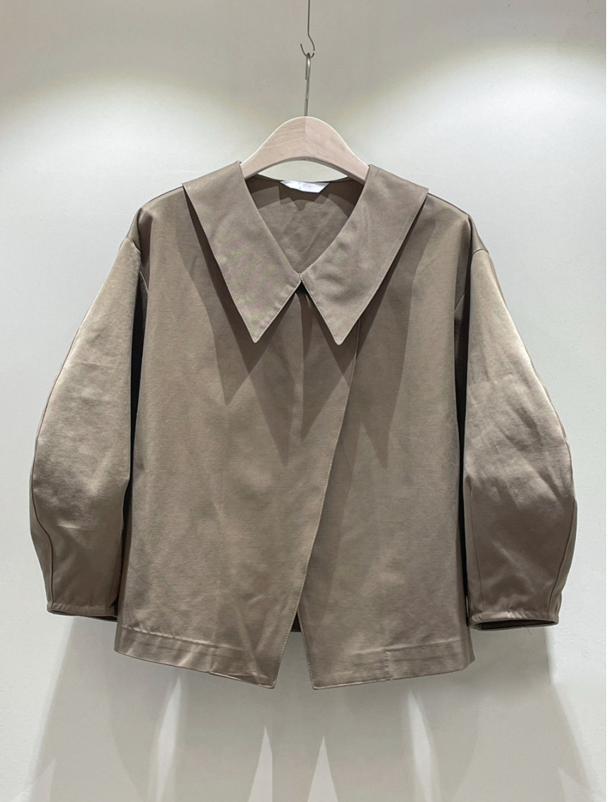 🛍️🌼26SS 볼륨 퍼프 소매 사선 카라 크롭 자켓🌼 – 블라우스형 부티끄 유니크 자켓 / 26SS Volume Puff Sleeve Asymmetrical Collar Cropped Jacket – Boutique Blouse-Style Jacket