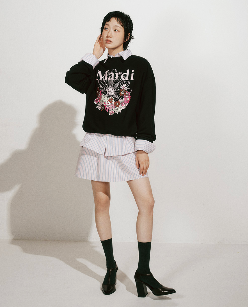 🌺[마르디 메크르디] 🌺 SWEATSHIRT FLOWERMARDI JARDIN_BLACK PALEPINK / Mardi Mercredi Sweatshirt Flowermardi Jardin Black Pale Pink