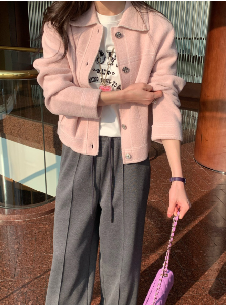 🔥[한국대란주문폭발]🔥 🇰🇷베리 스티치 숏 자켓 – 크롭 실루엣 부티크 아우터 / Berry Stitch Short Jacket – Cropped Boutique Outer