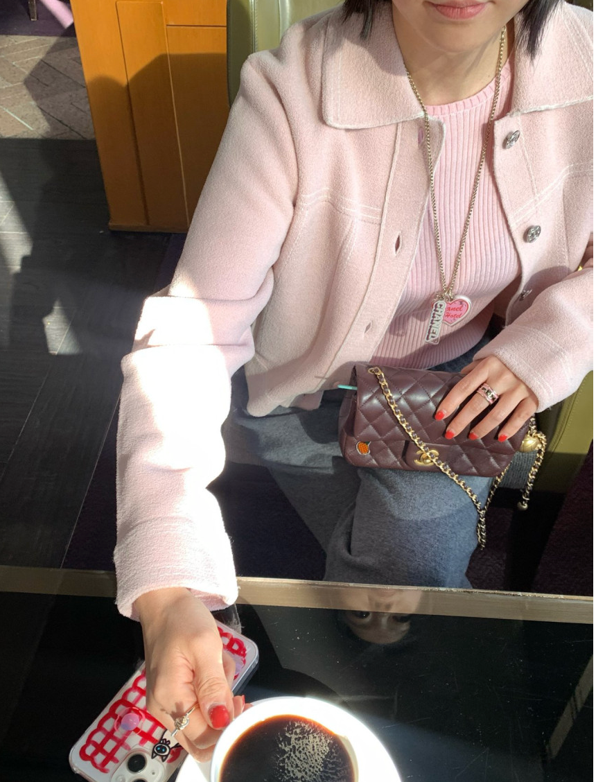 🔥[한국대란주문폭발]🔥 🇰🇷베리 스티치 숏 자켓 – 크롭 실루엣 부티크 아우터 / Berry Stitch Short Jacket – Cropped Boutique Outer