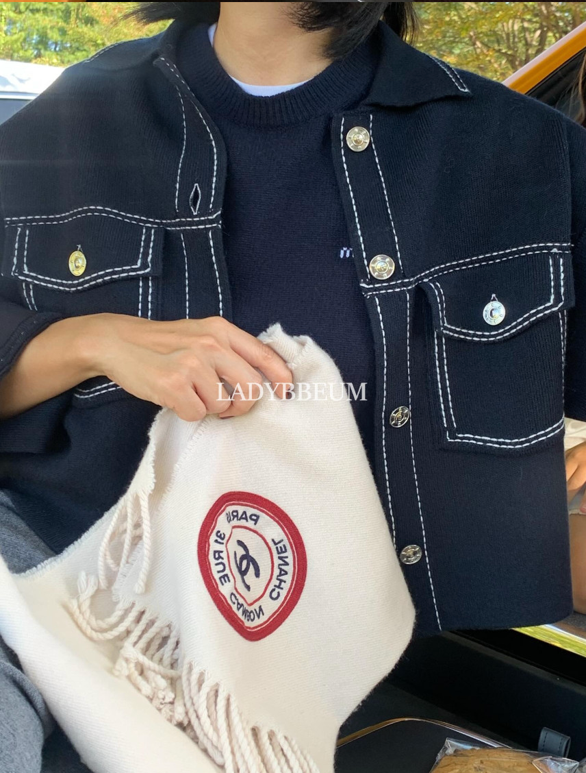 🩷[이.사.통 베리 자켓 재해석]🩷로우게이지 베리에 니트 자켓 – 부드러운 크롭 카라 니트 자켓 / Low Gauge Berry Knit Jacket – Soft Cropped Collar Knit Jacket