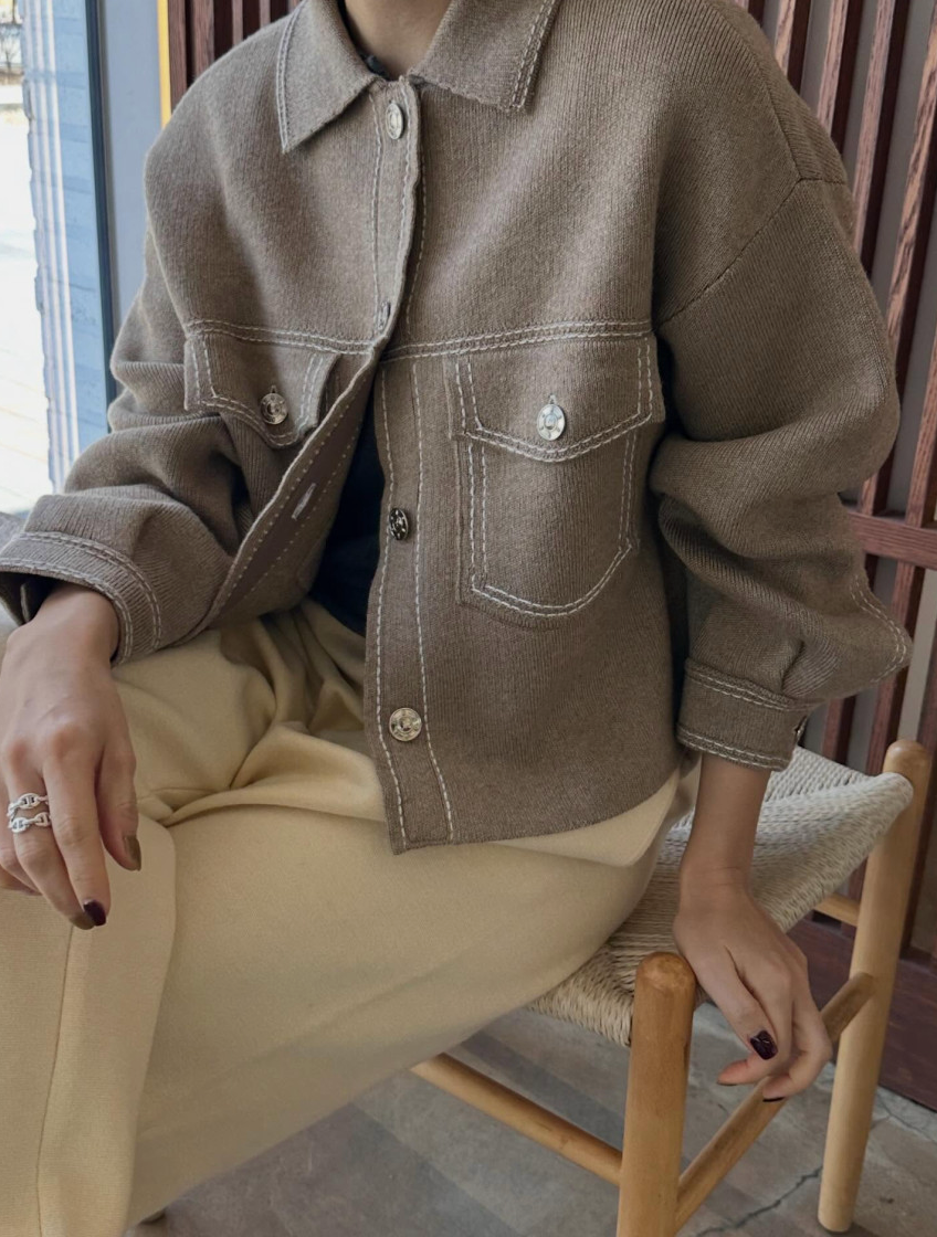 🩷[이.사.통 베리 자켓 재해석]🩷로우게이지 베리에 니트 자켓 – 부드러운 크롭 카라 니트 자켓 / Low Gauge Berry Knit Jacket – Soft Cropped Collar Knit Jacket