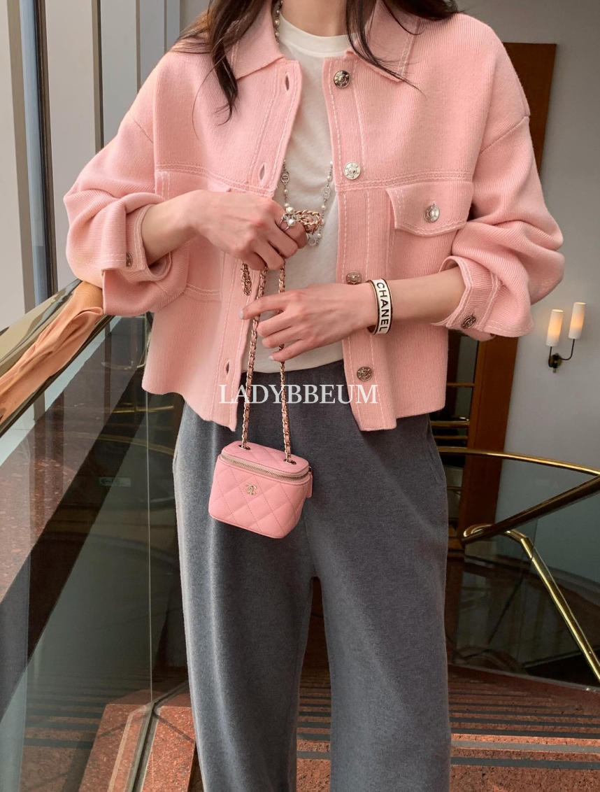 🩷[이.사.통 베리 자켓 재해석]🩷로우게이지 베리에 니트 자켓 – 부드러운 크롭 카라 니트 자켓 / Low Gauge Berry Knit Jacket – Soft Cropped Collar Knit Jacket