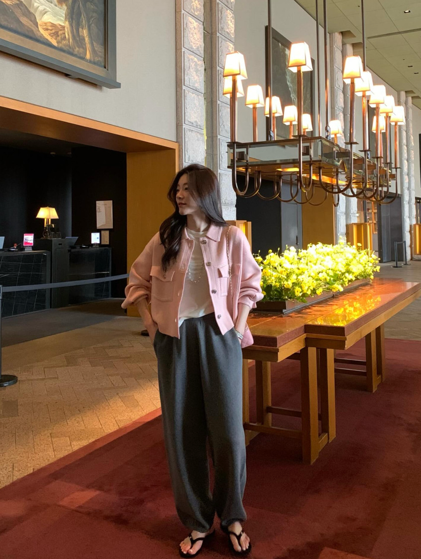 🩷[이.사.통 베리 자켓 재해석]🩷로우게이지 베리에 니트 자켓 – 부드러운 크롭 카라 니트 자켓 / Low Gauge Berry Knit Jacket – Soft Cropped Collar Knit Jacket