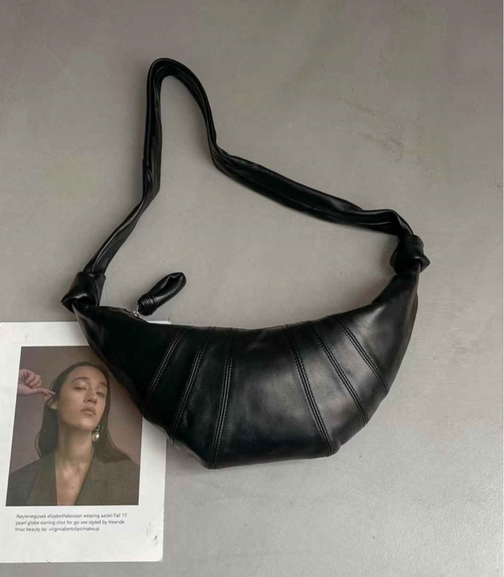 🌳[프리미엄라인]🌳[품절사태 3월20일 이후 재입고 후 !!4월수령!!]🖤프리미엄 양가죽 크로와상 포춘백 숄더백 🥐 고급 램스킨 바디라인 실루엣 데일리 럭셔리 숄더백 Lambskin Croissant Fortune Shoulder Bag