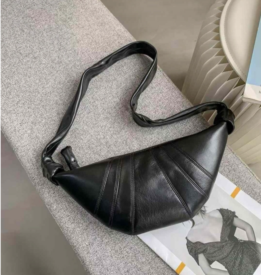 🌳[프리미엄라인]🌳[품절사태 3월20일 이후 재입고 후 !!4월수령!!]🖤프리미엄 양가죽 크로와상 포춘백 숄더백 🥐 고급 램스킨 바디라인 실루엣 데일리 럭셔리 숄더백 Lambskin Croissant Fortune Shoulder Bag