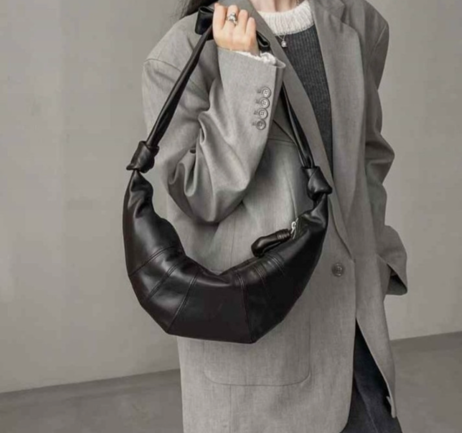 🌳[프리미엄라인]🌳[품절사태 3월20일 이후 재입고 후 !!4월수령!!]🖤프리미엄 양가죽 크로와상 포춘백 숄더백 🥐 고급 램스킨 바디라인 실루엣 데일리 럭셔리 숄더백 Lambskin Croissant Fortune Shoulder Bag