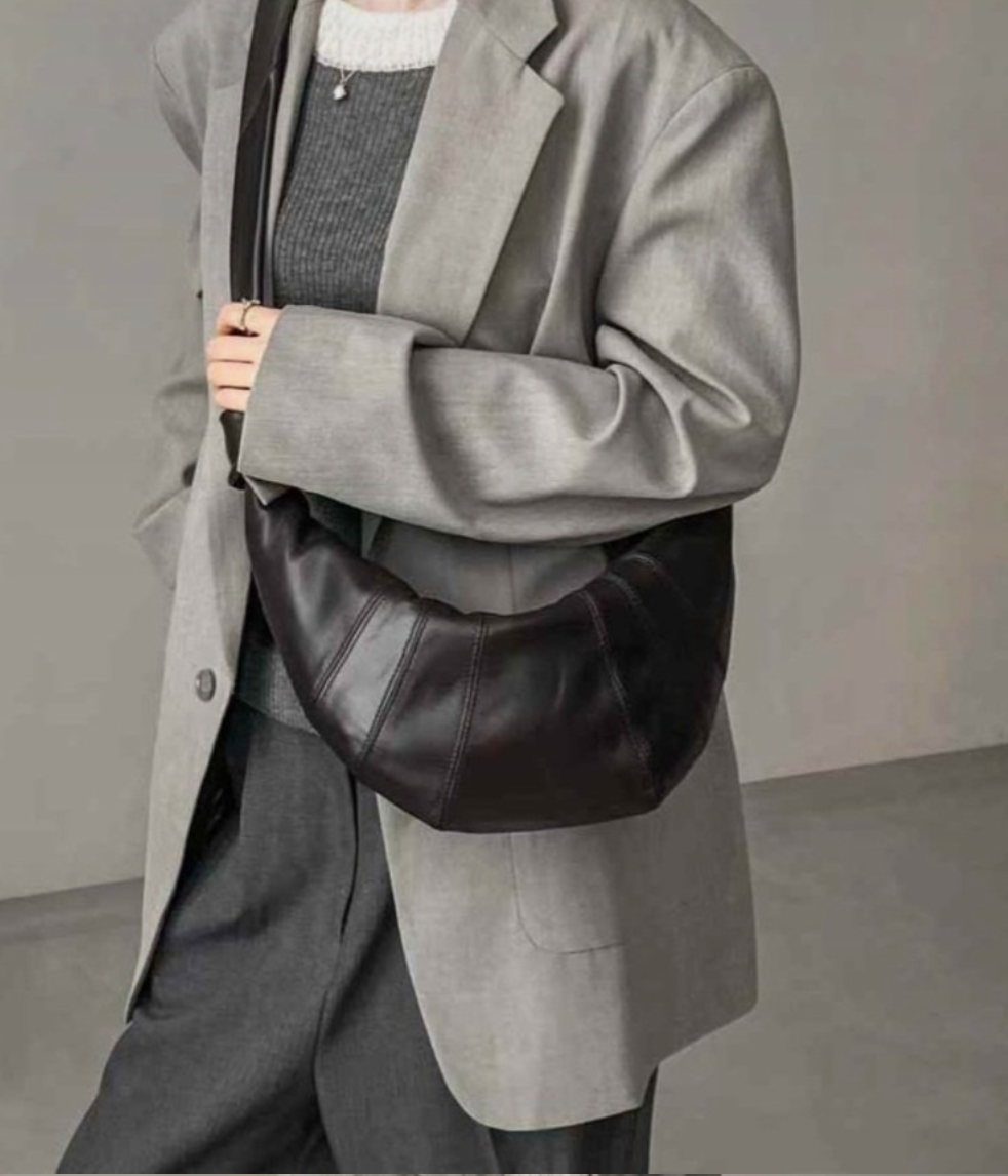 🌳[프리미엄라인]🌳[품절사태 3월20일 이후 재입고 후 !!4월수령!!]🖤프리미엄 양가죽 크로와상 포춘백 숄더백 🥐 고급 램스킨 바디라인 실루엣 데일리 럭셔리 숄더백 Lambskin Croissant Fortune Shoulder Bag