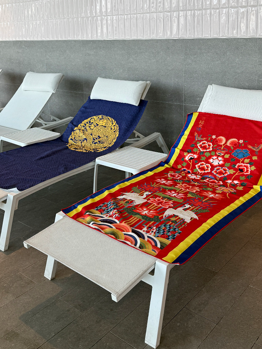 🇰🇷[국립중앙 박물관 뮷즈 No.1 비치타올]🇰🇷 국립중앙박물관 정식 굿즈 곤룡포 & 활옷 비치타월 140×70cm 프리미엄 극세사 Korean National Museum Official Beach Towel Gonryongpo & Hwarot