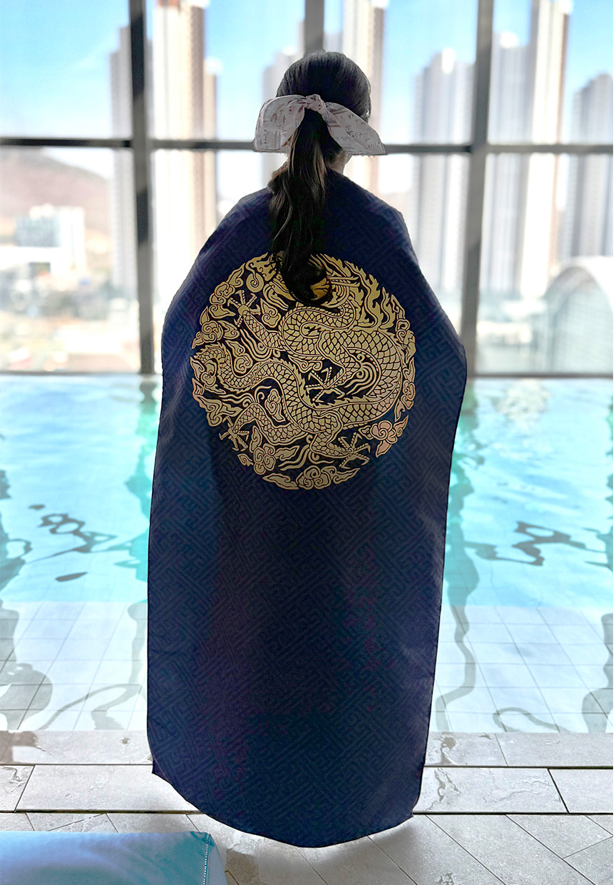 🇰🇷[국립중앙 박물관 뮷즈 No.1 비치타올]🇰🇷 국립중앙박물관 정식 굿즈 곤룡포 & 활옷 비치타월 140×70cm 프리미엄 극세사 Korean National Museum Official Beach Towel Gonryongpo & Hwarot