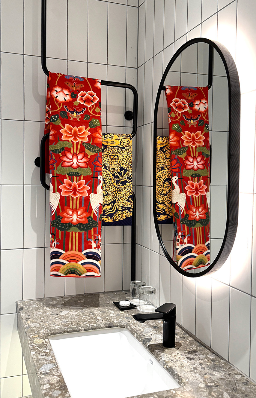 🇰🇷[국립중앙 박물관 뮷즈 No.1 비치타올]🇰🇷 국립중앙박물관 정식 굿즈 곤룡포 & 활옷 비치타월 140×70cm 프리미엄 극세사 Korean National Museum Official Beach Towel Gonryongpo & Hwarot