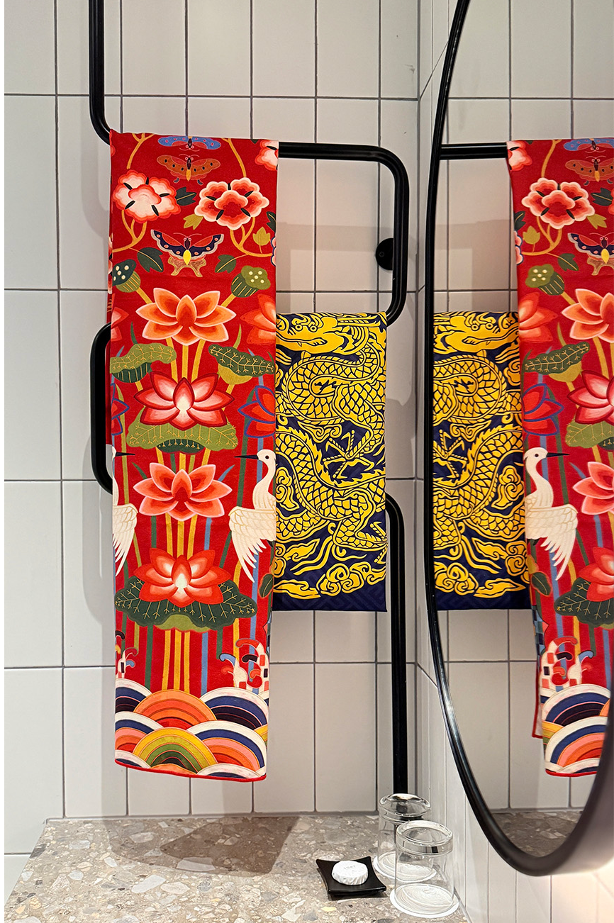 🇰🇷[국립중앙 박물관 뮷즈 No.1 비치타올]🇰🇷 국립중앙박물관 정식 굿즈 곤룡포 & 활옷 비치타월 140×70cm 프리미엄 극세사 Korean National Museum Official Beach Towel Gonryongpo & Hwarot