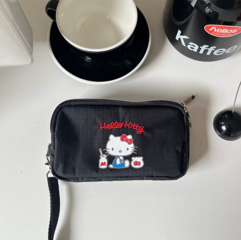 🎀✨ 헬로키티 × 레스포삭 정품 콜라보 3단 스트랩 라지 파우치 ✈️💳 여권·카드·현금·핸드폰 한 번에 수납되는 트리플 지퍼 멀티 여행 파우치 Hello Kitty × LeSportsac Official Triple Zip Travel Strap Pouch