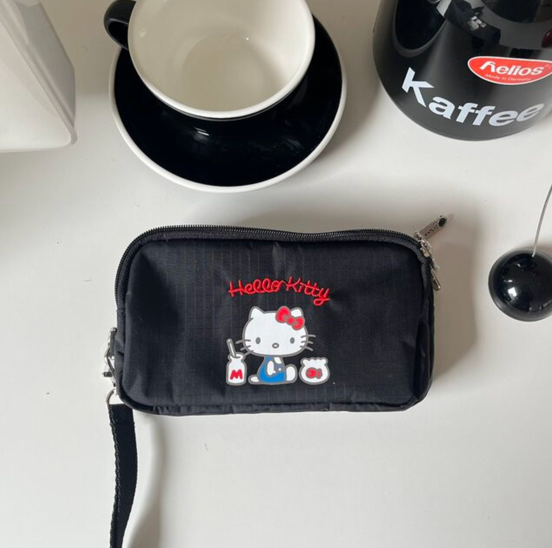 🎀✨ 헬로키티 × 레스포삭 정품 콜라보 3단 스트랩 라지 파우치 ✈️💳 여권·카드·현금·핸드폰 한 번에 수납되는 트리플 지퍼 멀티 여행 파우치 Hello Kitty × LeSportsac Official Triple Zip Travel Strap Pouch