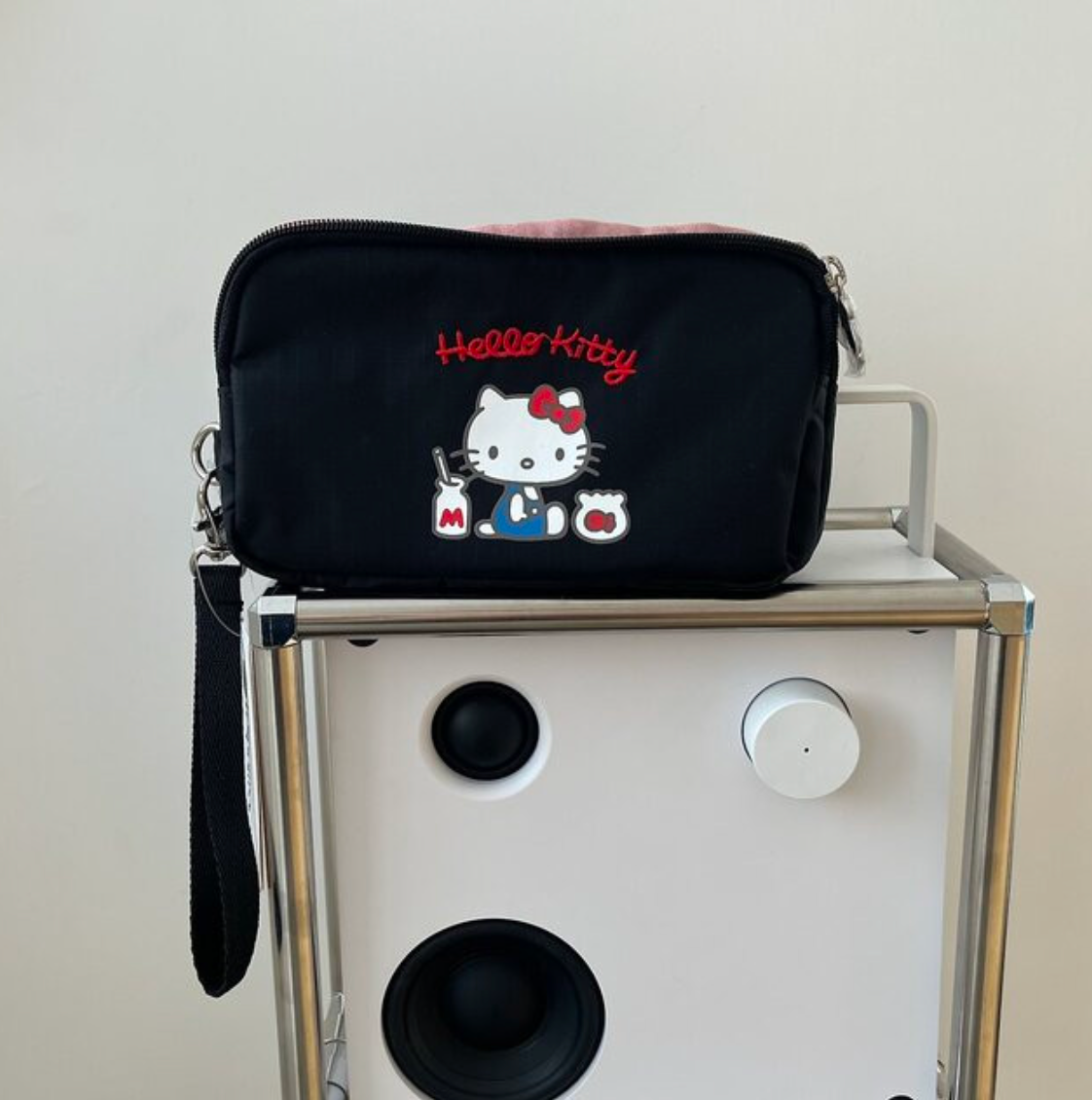🎀✨ 헬로키티 × 레스포삭 정품 콜라보 3단 스트랩 라지 파우치 ✈️💳 여권·카드·현금·핸드폰 한 번에 수납되는 트리플 지퍼 멀티 여행 파우치 Hello Kitty × LeSportsac Official Triple Zip Travel Strap Pouch