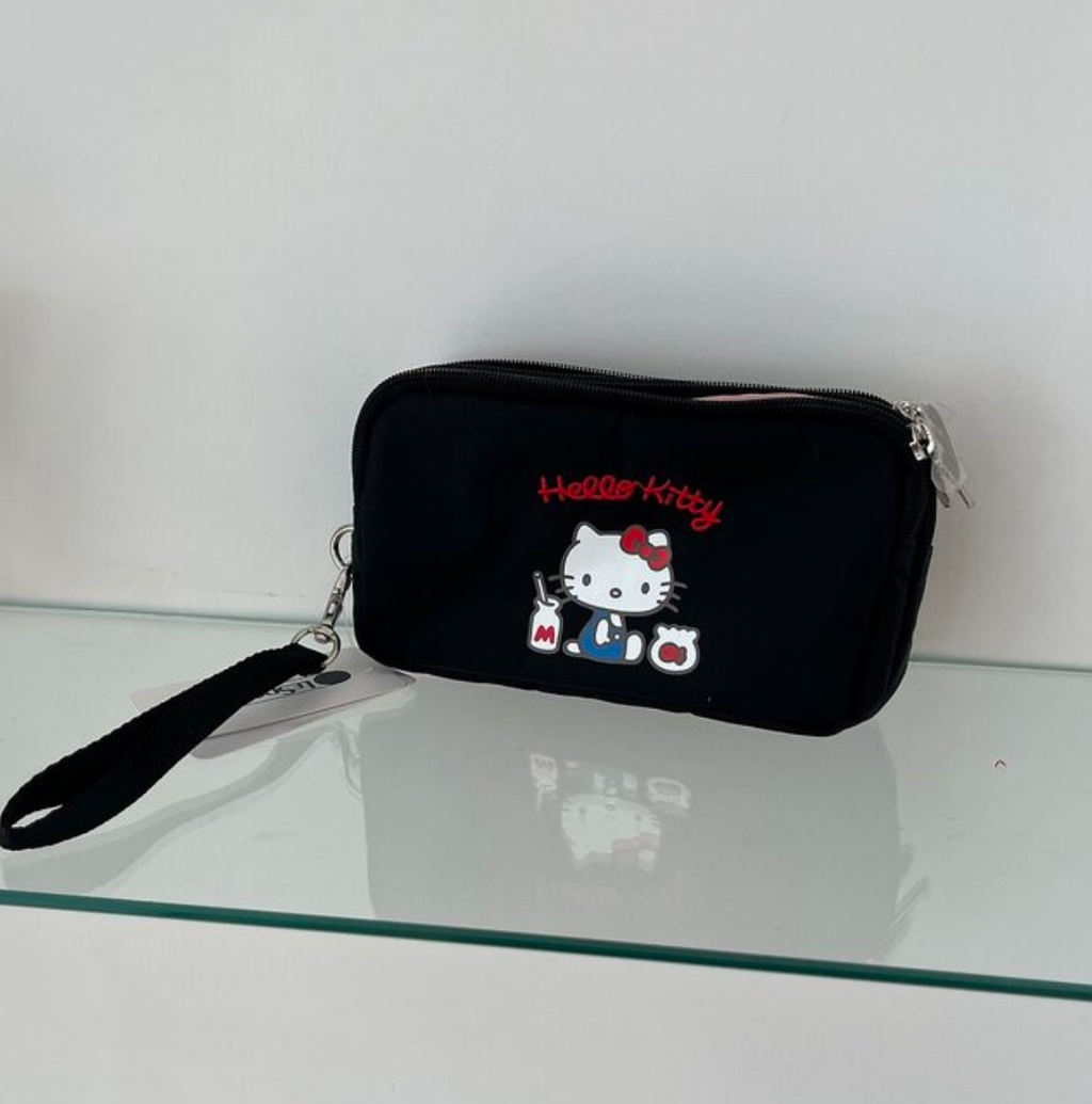 🎀✨ 헬로키티 × 레스포삭 정품 콜라보 3단 스트랩 라지 파우치 ✈️💳 여권·카드·현금·핸드폰 한 번에 수납되는 트리플 지퍼 멀티 여행 파우치 Hello Kitty × LeSportsac Official Triple Zip Travel Strap Pouch