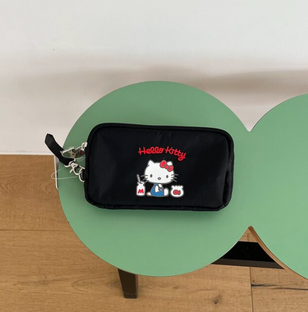 🎀✨ 헬로키티 × 레스포삭 정품 콜라보 3단 스트랩 라지 파우치 ✈️💳 여권·카드·현금·핸드폰 한 번에 수납되는 트리플 지퍼 멀티 여행 파우치 Hello Kitty × LeSportsac Official Triple Zip Travel Strap Pouch