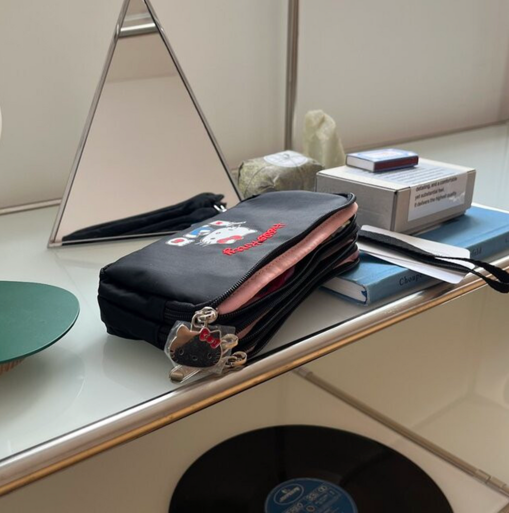 🎀✨ 헬로키티 × 레스포삭 정품 콜라보 3단 스트랩 라지 파우치 ✈️💳 여권·카드·현금·핸드폰 한 번에 수납되는 트리플 지퍼 멀티 여행 파우치 Hello Kitty × LeSportsac Official Triple Zip Travel Strap Pouch