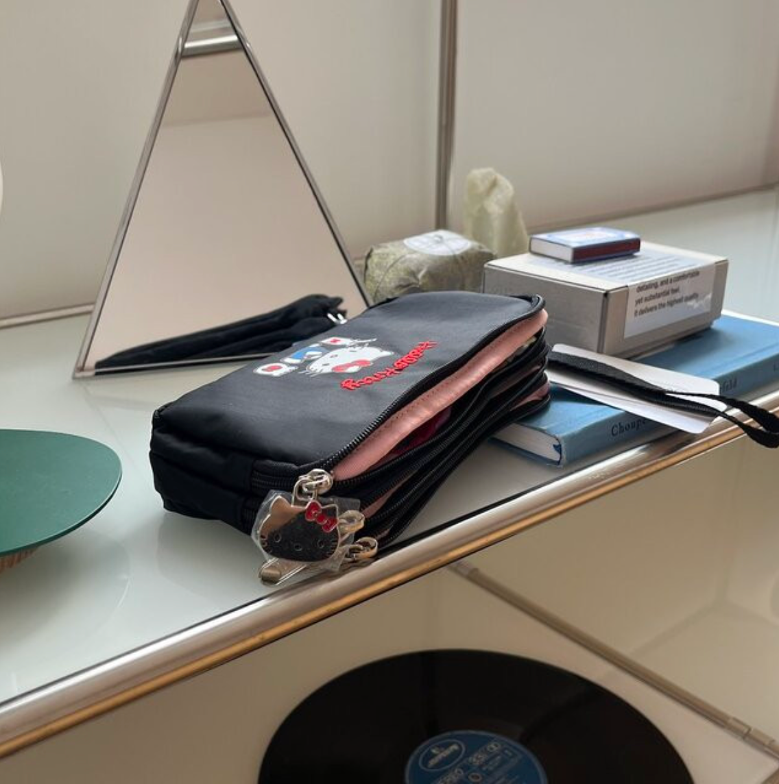 🎀✨ 헬로키티 × 레스포삭 정품 콜라보 3단 스트랩 라지 파우치 ✈️💳 여권·카드·현금·핸드폰 한 번에 수납되는 트리플 지퍼 멀티 여행 파우치 Hello Kitty × LeSportsac Official Triple Zip Travel Strap Pouch