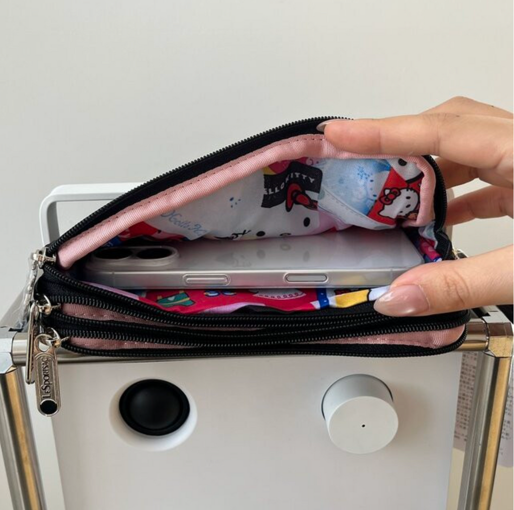 🎀✨ 헬로키티 × 레스포삭 정품 콜라보 3단 스트랩 라지 파우치 ✈️💳 여권·카드·현금·핸드폰 한 번에 수납되는 트리플 지퍼 멀티 여행 파우치 Hello Kitty × LeSportsac Official Triple Zip Travel Strap Pouch