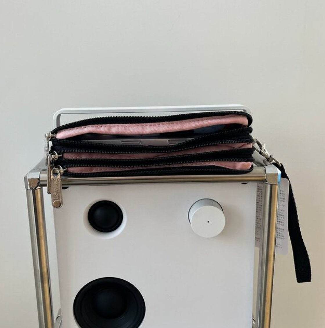 🎀✨ 헬로키티 × 레스포삭 정품 콜라보 3단 스트랩 라지 파우치 ✈️💳 여권·카드·현금·핸드폰 한 번에 수납되는 트리플 지퍼 멀티 여행 파우치 Hello Kitty × LeSportsac Official Triple Zip Travel Strap Pouch