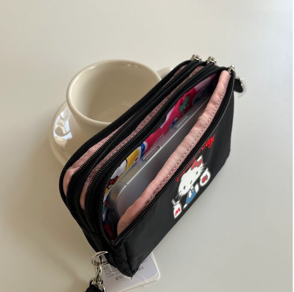 🎀✨ 헬로키티 × 레스포삭 정품 콜라보 3단 스트랩 라지 파우치 ✈️💳 여권·카드·현금·핸드폰 한 번에 수납되는 트리플 지퍼 멀티 여행 파우치 Hello Kitty × LeSportsac Official Triple Zip Travel Strap Pouch
