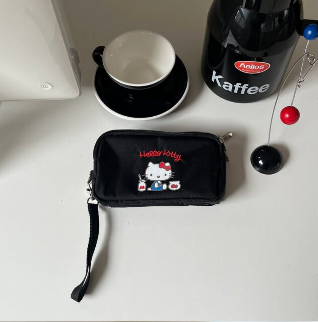 🎀✨ 헬로키티 × 레스포삭 정품 콜라보 3단 스트랩 라지 파우치 ✈️💳 여권·카드·현금·핸드폰 한 번에 수납되는 트리플 지퍼 멀티 여행 파우치 Hello Kitty × LeSportsac Official Triple Zip Travel Strap Pouch