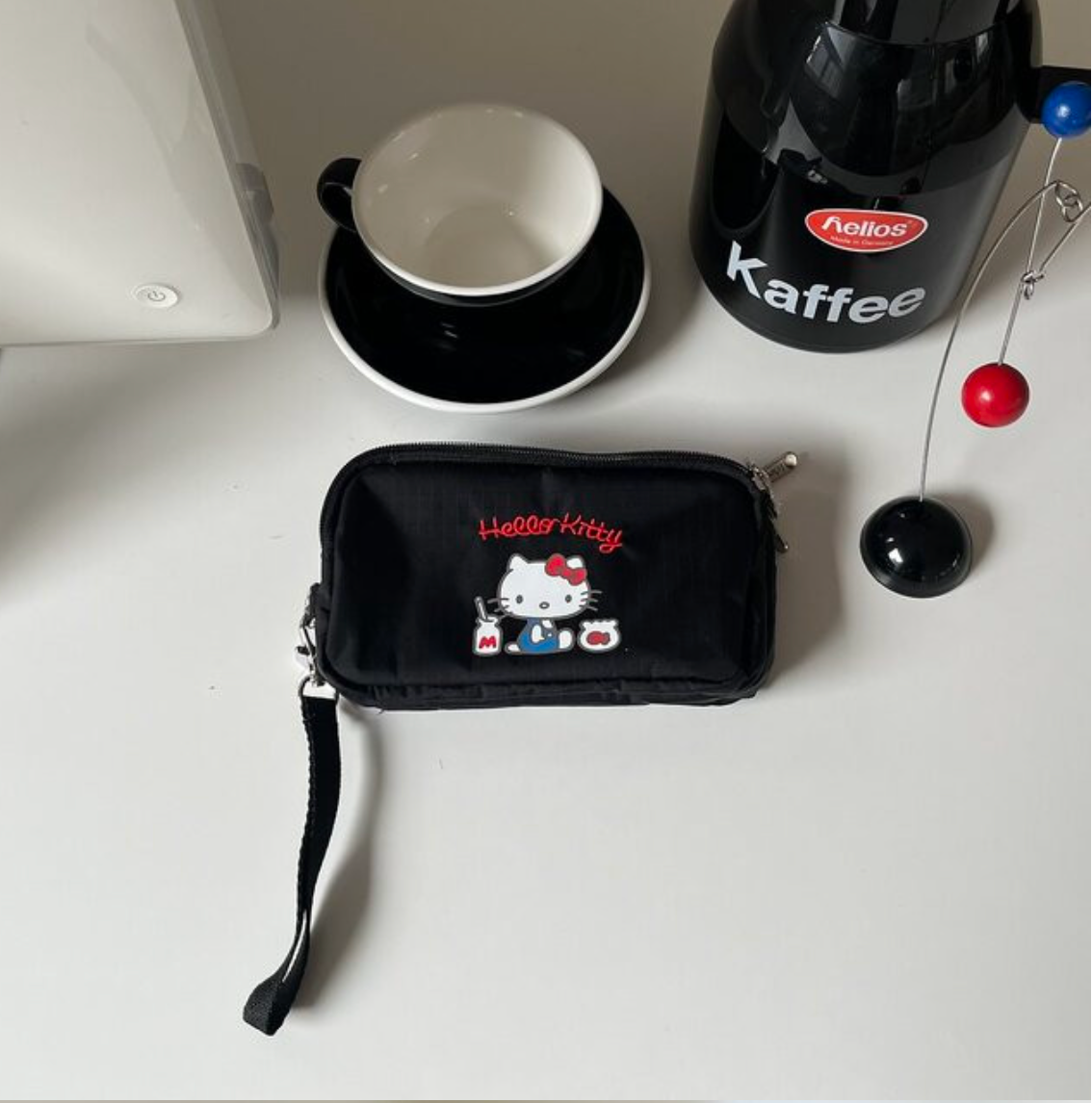 🎀✨ 헬로키티 × 레스포삭 정품 콜라보 3단 스트랩 라지 파우치 ✈️💳 여권·카드·현금·핸드폰 한 번에 수납되는 트리플 지퍼 멀티 여행 파우치 Hello Kitty × LeSportsac Official Triple Zip Travel Strap Pouch