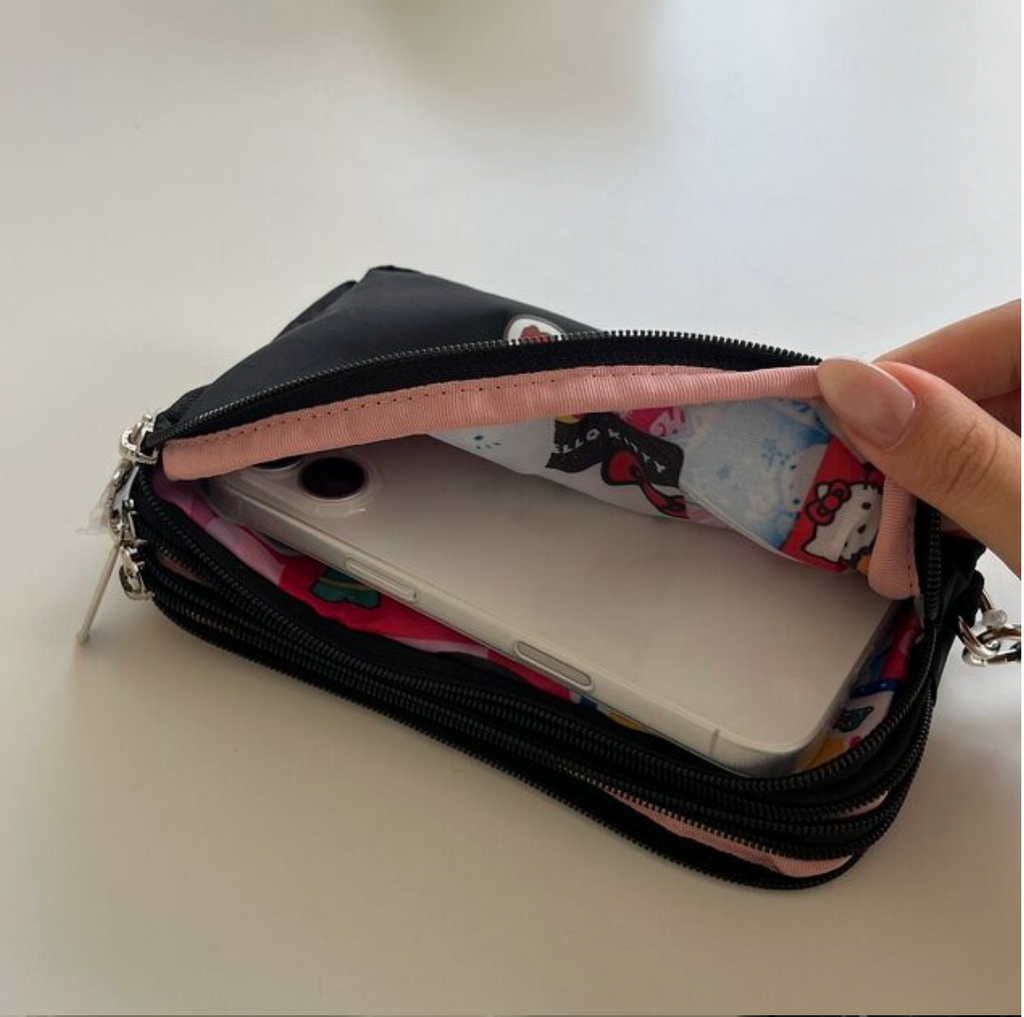 🎀✨ 헬로키티 × 레스포삭 정품 콜라보 3단 스트랩 라지 파우치 ✈️💳 여권·카드·현금·핸드폰 한 번에 수납되는 트리플 지퍼 멀티 여행 파우치 Hello Kitty × LeSportsac Official Triple Zip Travel Strap Pouch