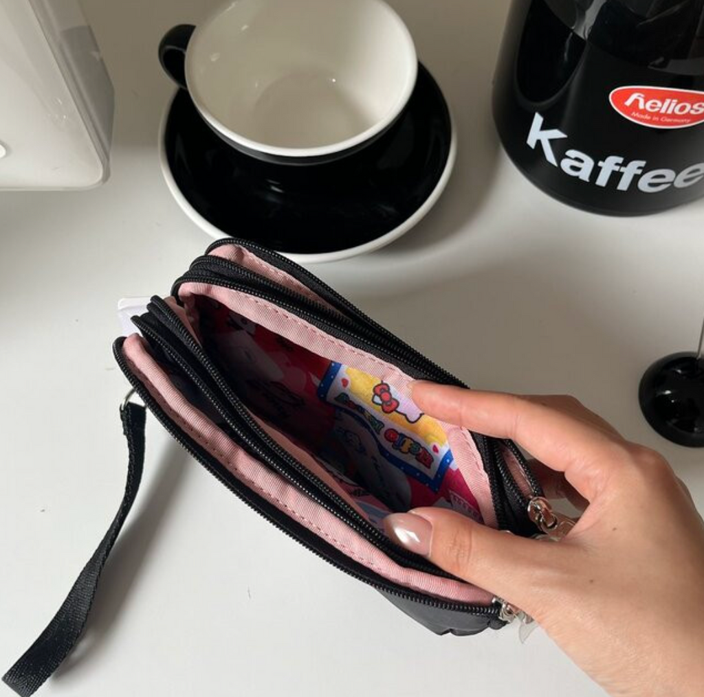 🎀✨ 헬로키티 × 레스포삭 정품 콜라보 3단 스트랩 라지 파우치 ✈️💳 여권·카드·현금·핸드폰 한 번에 수납되는 트리플 지퍼 멀티 여행 파우치 Hello Kitty × LeSportsac Official Triple Zip Travel Strap Pouch
