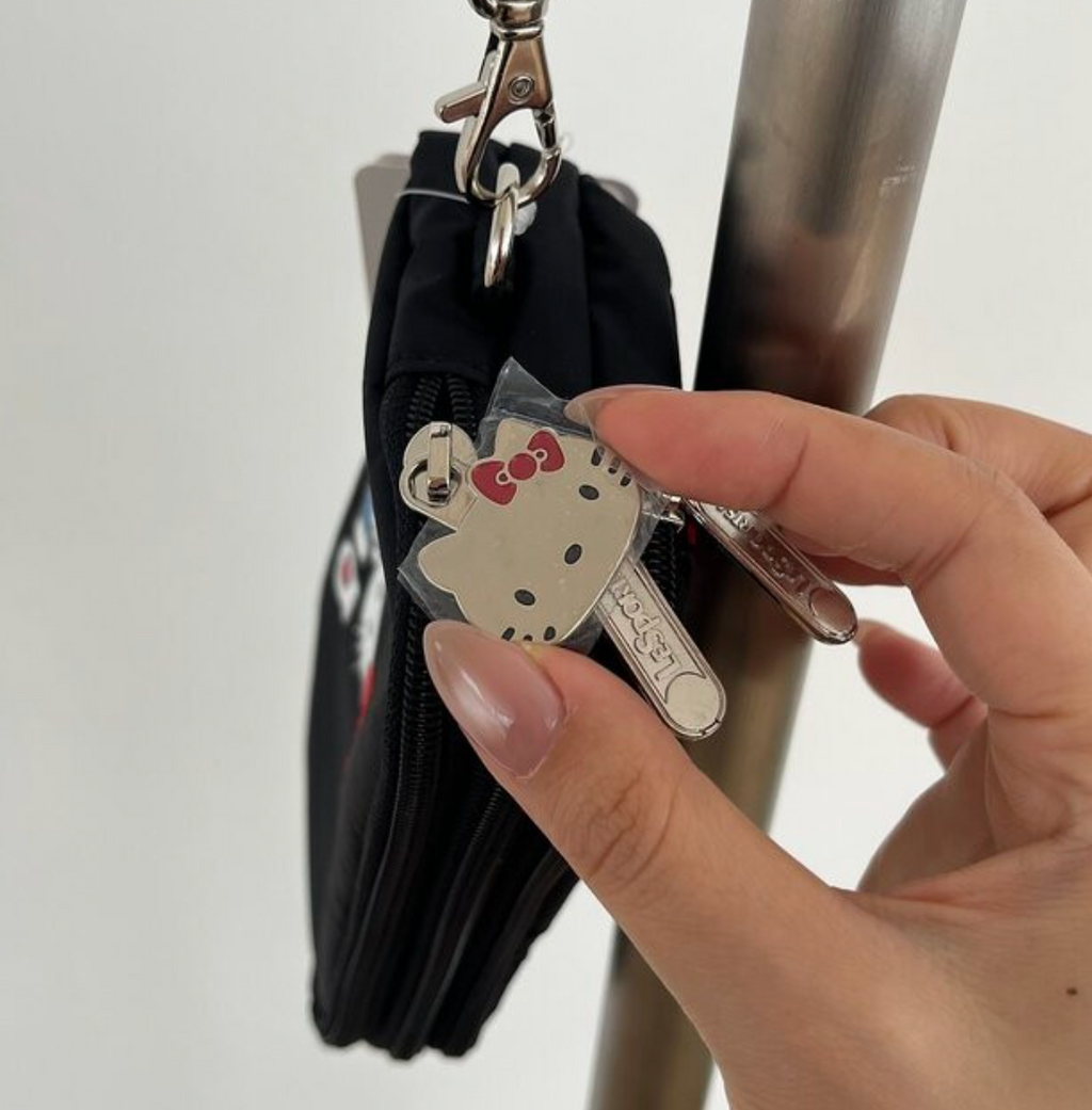 🎀✨ 헬로키티 × 레스포삭 정품 콜라보 3단 스트랩 라지 파우치 ✈️💳 여권·카드·현금·핸드폰 한 번에 수납되는 트리플 지퍼 멀티 여행 파우치 Hello Kitty × LeSportsac Official Triple Zip Travel Strap Pouch