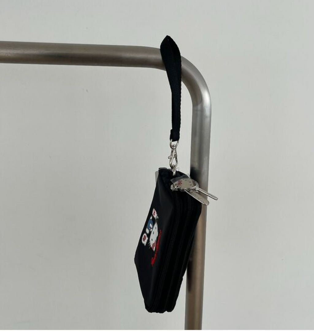 🎀✨ 헬로키티 × 레스포삭 정품 콜라보 3단 스트랩 라지 파우치 ✈️💳 여권·카드·현금·핸드폰 한 번에 수납되는 트리플 지퍼 멀티 여행 파우치 Hello Kitty × LeSportsac Official Triple Zip Travel Strap Pouch