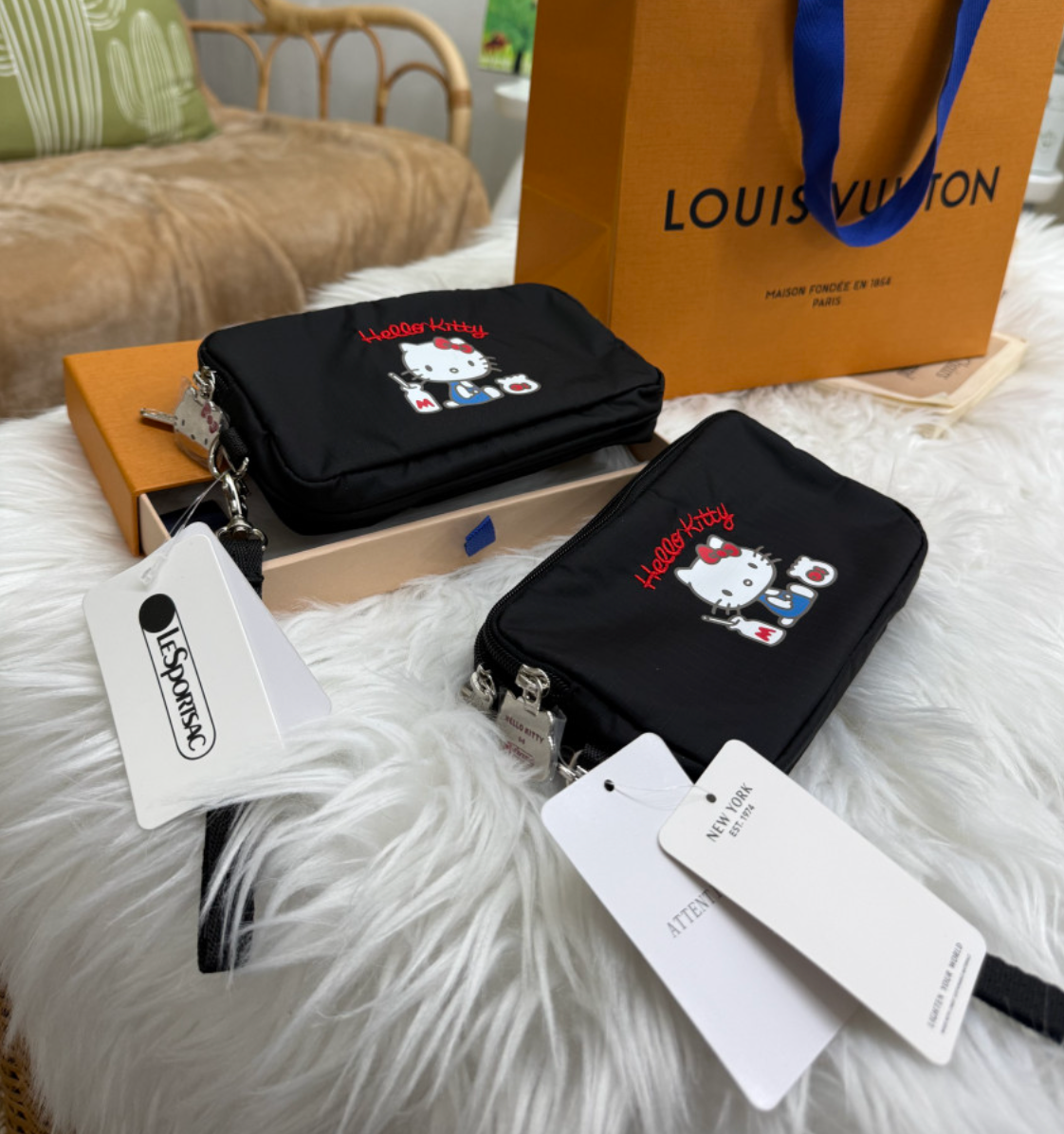 🎀✨ 헬로키티 × 레스포삭 정품 콜라보 3단 스트랩 라지 파우치 ✈️💳 여권·카드·현금·핸드폰 한 번에 수납되는 트리플 지퍼 멀티 여행 파우치 Hello Kitty × LeSportsac Official Triple Zip Travel Strap Pouch