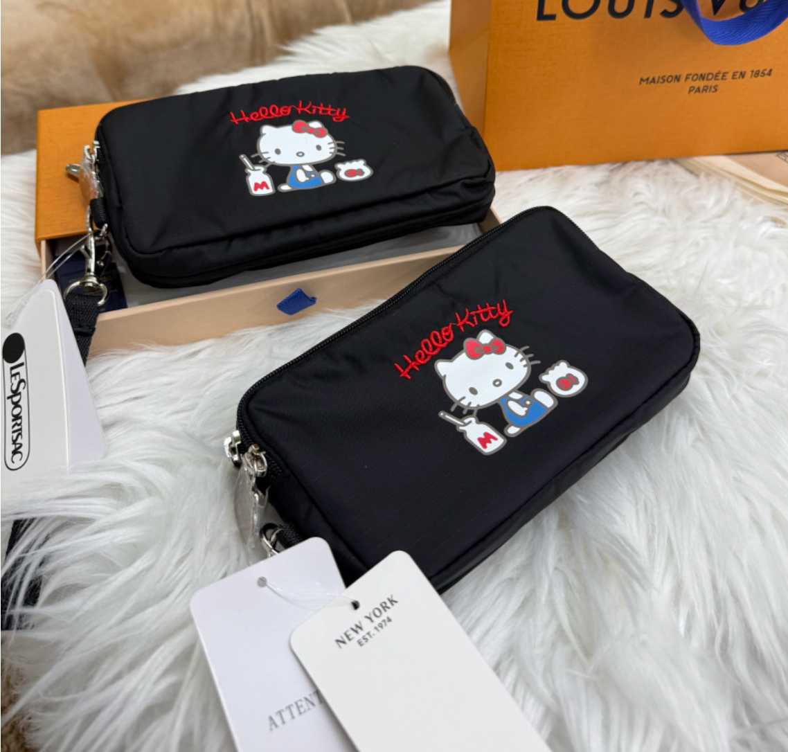 🎀✨ 헬로키티 × 레스포삭 정품 콜라보 3단 스트랩 라지 파우치 ✈️💳 여권·카드·현금·핸드폰 한 번에 수납되는 트리플 지퍼 멀티 여행 파우치 Hello Kitty × LeSportsac Official Triple Zip Travel Strap Pouch