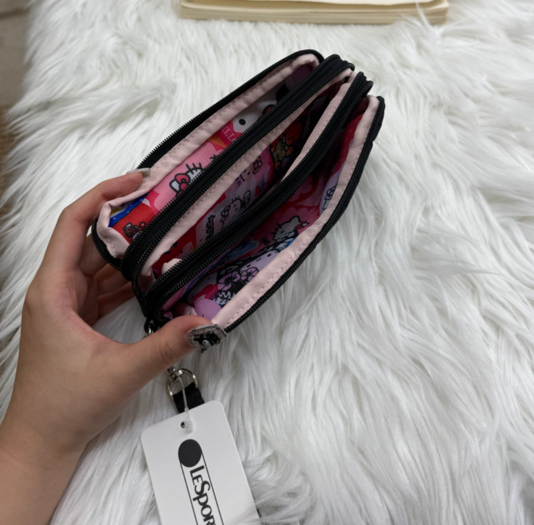🎀✨ 헬로키티 × 레스포삭 정품 콜라보 3단 스트랩 라지 파우치 ✈️💳 여권·카드·현금·핸드폰 한 번에 수납되는 트리플 지퍼 멀티 여행 파우치 Hello Kitty × LeSportsac Official Triple Zip Travel Strap Pouch