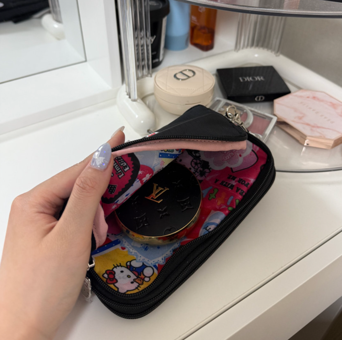 🎀✨ 헬로키티 × 레스포삭 정품 콜라보 3단 스트랩 라지 파우치 ✈️💳 여권·카드·현금·핸드폰 한 번에 수납되는 트리플 지퍼 멀티 여행 파우치 Hello Kitty × LeSportsac Official Triple Zip Travel Strap Pouch
