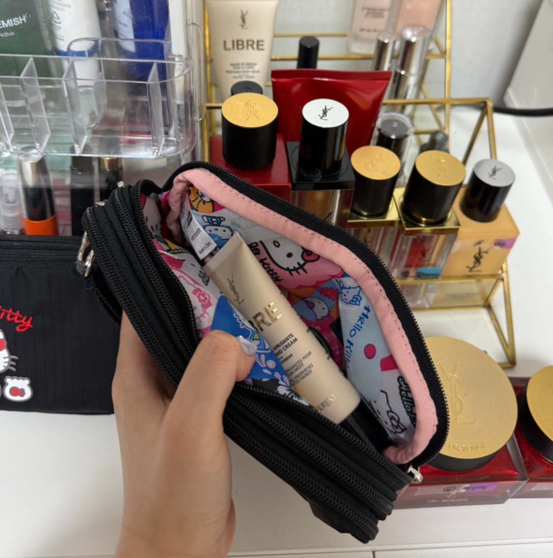 🎀✨ 헬로키티 × 레스포삭 정품 콜라보 3단 스트랩 라지 파우치 ✈️💳 여권·카드·현금·핸드폰 한 번에 수납되는 트리플 지퍼 멀티 여행 파우치 Hello Kitty × LeSportsac Official Triple Zip Travel Strap Pouch