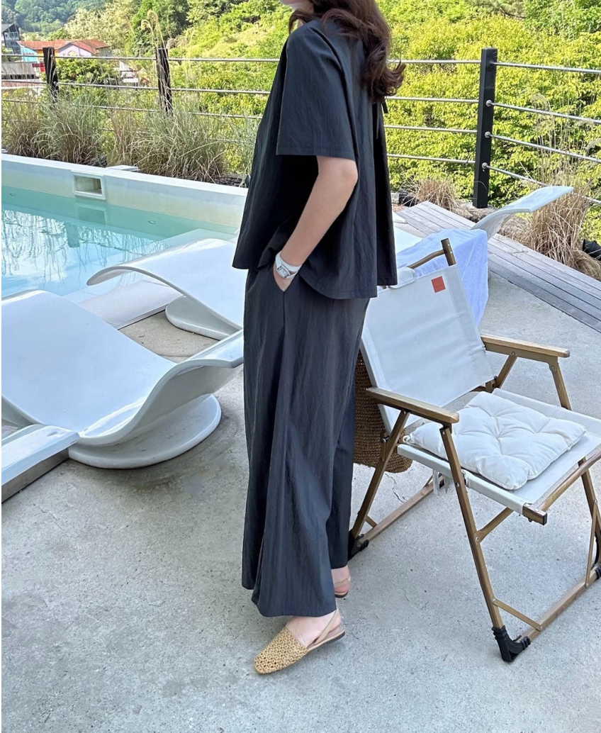 [77까지]🌿노리타 바스락 쿨 셋업🌿꾸안꾸 마실룩·등원룩·여행룩 끝판왕✨뒷리본 포인트 반팔 블라우스+와이드 팬츠 세트✨55~77 추천💛아이보리·차콜💛초경량 쿨소재 셋업 Norita Cool Crinkle Setup✨Effortless Chic Lounge & School Drop-off Outfit✨Back Ribbon Detail Blouse + Wide Pants Set✨Fits Sizes 55–77💛Ivory & Charcoal