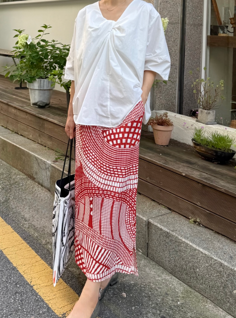 입는 순간 분위기가 완성되는 모던 레드 아트 플리츠 롱스커트 Modern Red Art Pleated Long Skirt