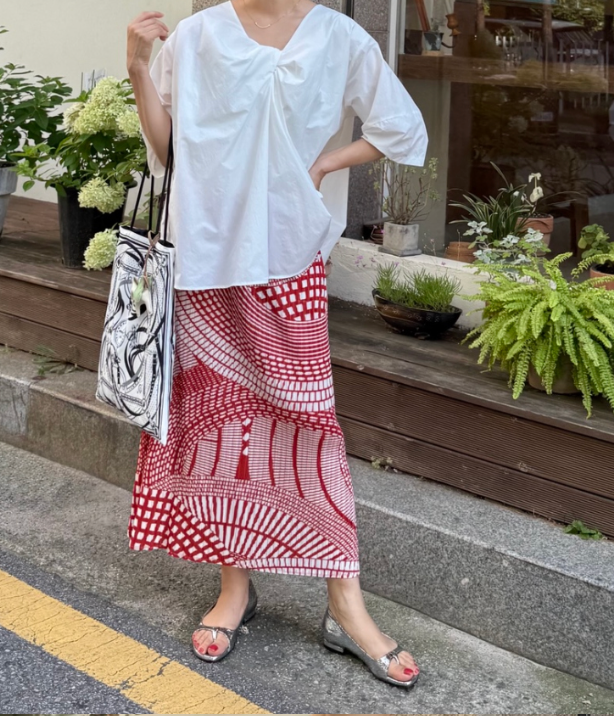 입는 순간 분위기가 완성되는 모던 레드 아트 플리츠 롱스커트 Modern Red Art Pleated Long Skirt