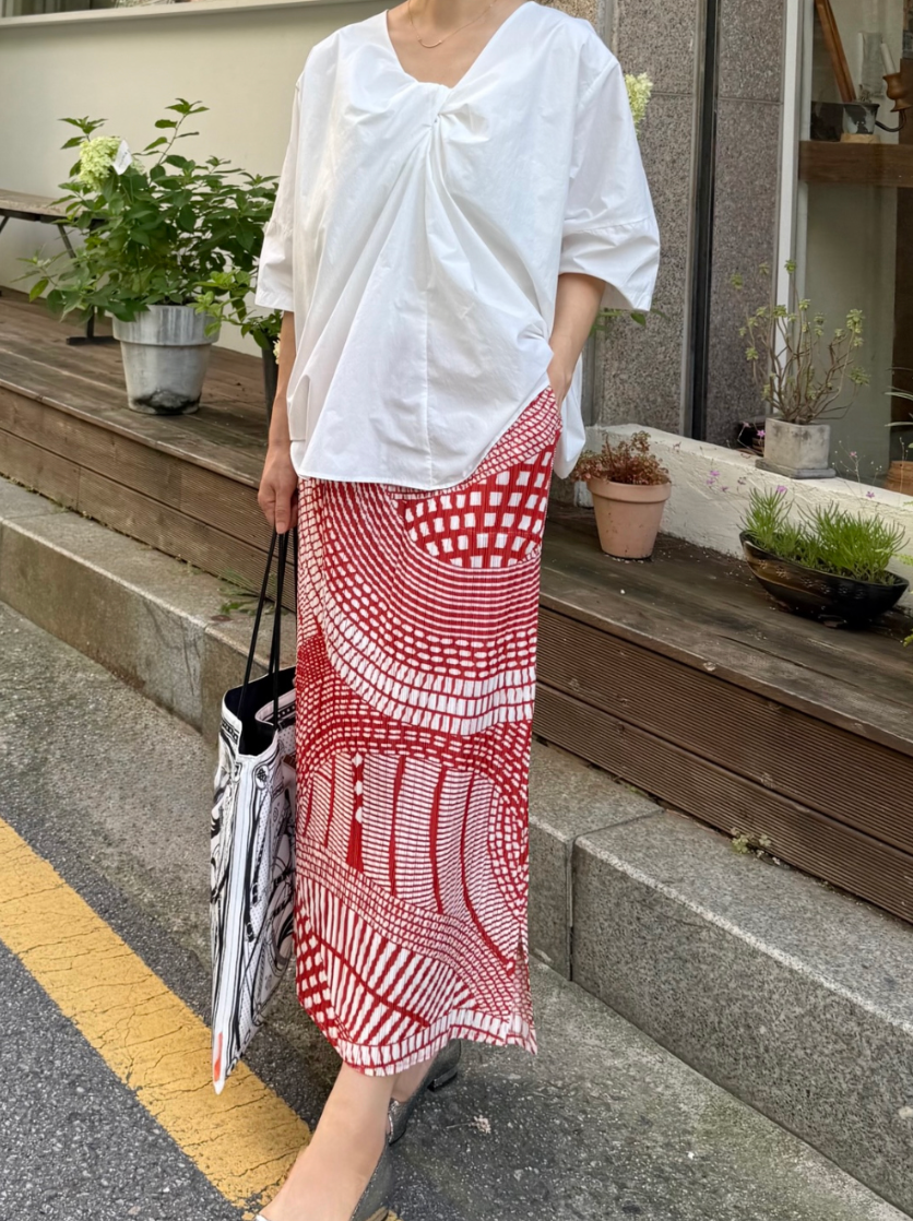 입는 순간 분위기가 완성되는 모던 레드 아트 플리츠 롱스커트 Modern Red Art Pleated Long Skirt